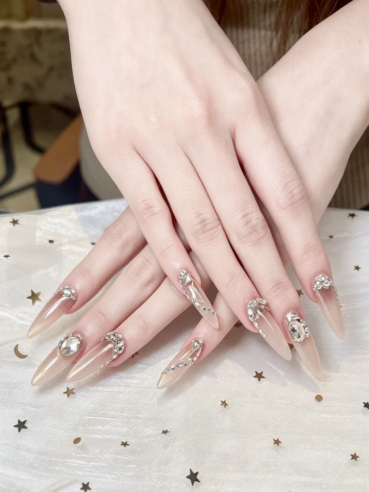 沁钰嘉雯·Nails美甲美睫 美甲客照 · 双手水晶甲与星星布 · 广州珠江新城高德置地春广场